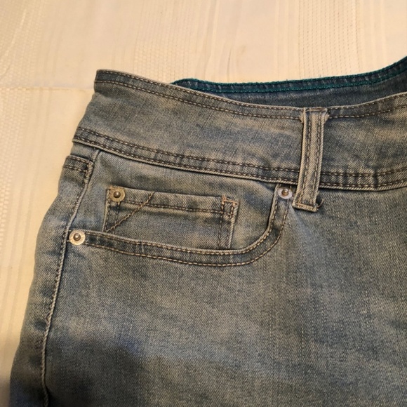 One 5 One capri like jeans, spandex waist, snaps at boot. And on waistband.s-16 - Picture 3 of 9